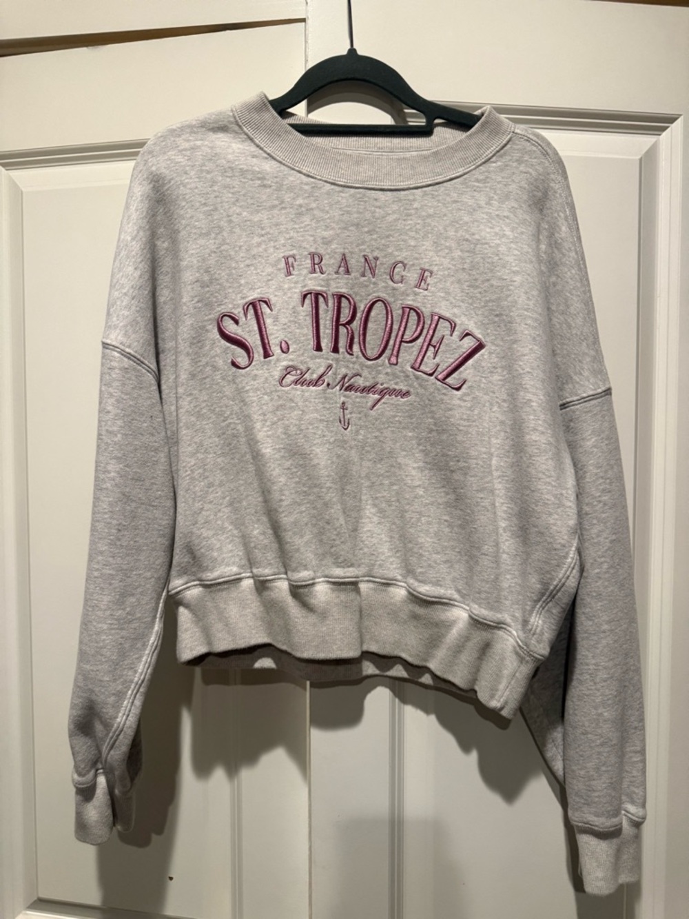 Abercrombie & Fitch Light Gray Cropped Sweatshirt with Pink Embroidery